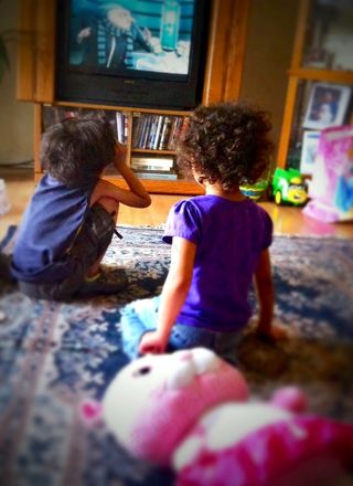 人物活动,贵宾犬,电视机,男孩,室内一角,孩子们和电视