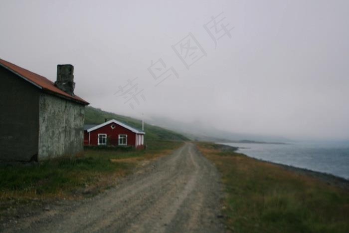阴雨天海岸边的一条公路