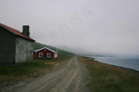 阴雨天海岸边的一条公路