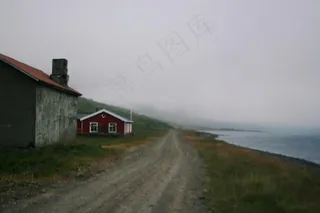 阴雨天海岸边的一条公路