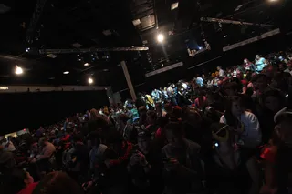 都市夜景,露天电影,人群,集会,围攻,H厅观众