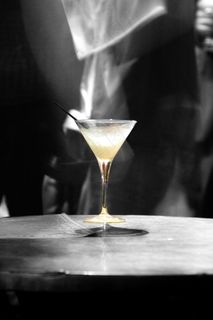 鸡尾酒,鸡尾酒杯,雨伞,花卉,工艺品,独自喝酒 鸡尾酒,鸡尾酒杯,雨伞,花卉,工艺品,独自喝酒