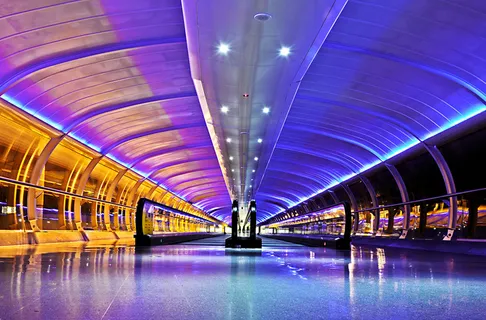 霓虹灯机场走道