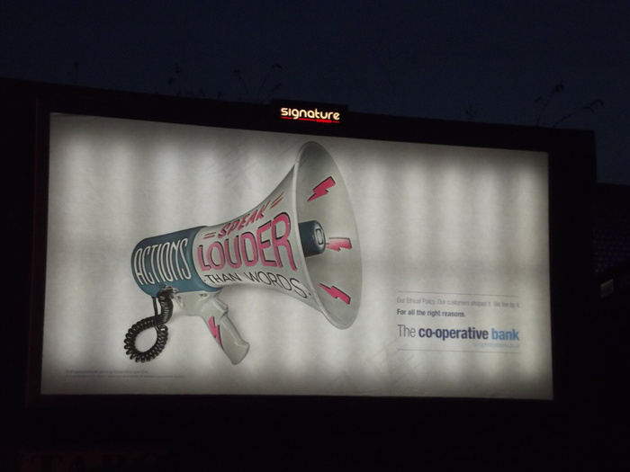 灯箱,电视机,,台式电脑,行动胜于雄辩-广告牌-伯明翰公园街