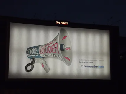 灯箱,电视机,,台式电脑,行动胜于雄辩-广告牌-伯明翰公园街