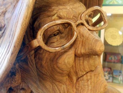 头发,水壶,工艺品,油画,根雕,木雕-威斯特海姆游客中心的老妇