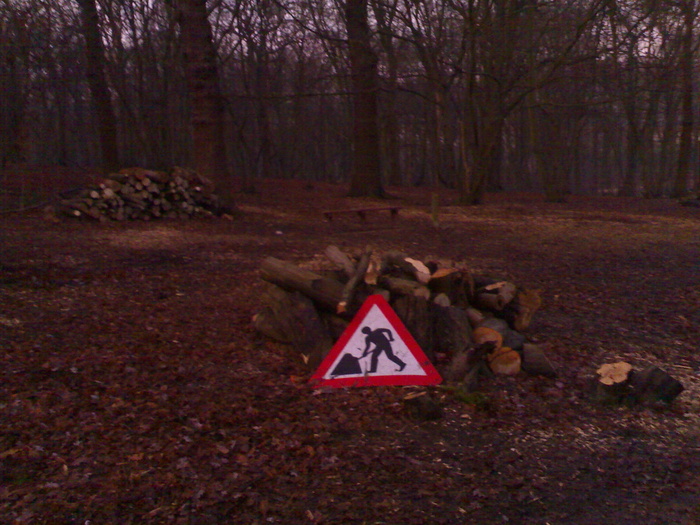 公共标示,轿车,门,枫叶飘落,地板砖,男人在工作-用Coldfall木