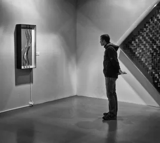 人物活动,室内一角,吸顶灯,人物特写,电风扇,俘虏观众