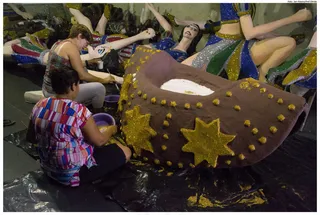 屏幕截图,卡通动漫人物,石斑鱼,蓝点魟,运动鞋,Cenografia de Carnaval 2013