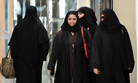 人物特写,燕尾服,学位帽,大衣,沙特妇女走进利雅得的Faysalia购物中心