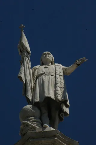 雕像,山峦,卡通动漫人物,纪念碑,高跷,哥伦布？