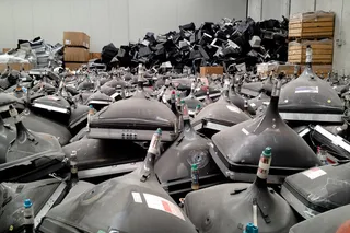 轿车,城市街道,摩托车,军人,堵车,电子垃圾