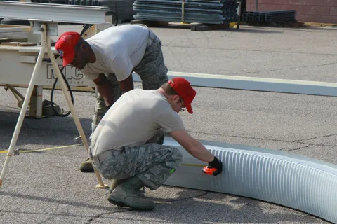 人物特写,建筑,军人/警察,滑旱冰,摩托车,弗吉尼亚空军警卫队土木工程师为阿富汗履行职责准备向雇主展示能力 人物特写,建筑,军人/警察,滑旱冰,摩托车,弗吉尼亚空军警卫队土木工程师为阿富汗履行职责准备向雇主展示能力