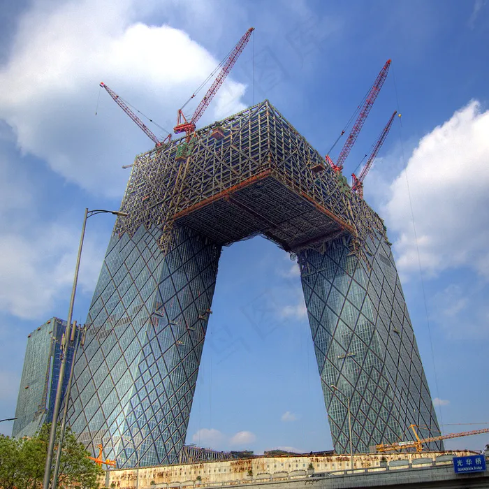 天空的塔吊。