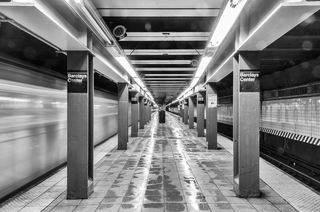 地铁站台,月台,轿车,金属栏杆,阳台,纽约布鲁克林区Prospect Heights的巴克莱中心地铁站台