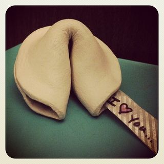 全国手工艺月第5天-我做了一个特别的幸运曲奇。我在第4天使用了项目剩余的黏土。:-) #nationalcraftmonth #nationalcraftday #fortunecookie #fortune #love #clay #cookie