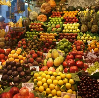 在巴塞罗那La Boqueria出售新鲜水果