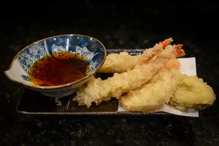 天麸罗,天妇罗,螃蟹,菜肴,蛋糕,本津寿司的Nigiri午餐（11.95美元）