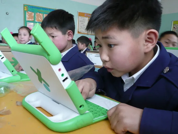 学生课桌,平板手机,合照,男孩,搭积木,蒙古乌兰巴托