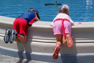 美女,情侣,女孩,铁人三项,孩子们在迪斯尼乐园探索喷泉