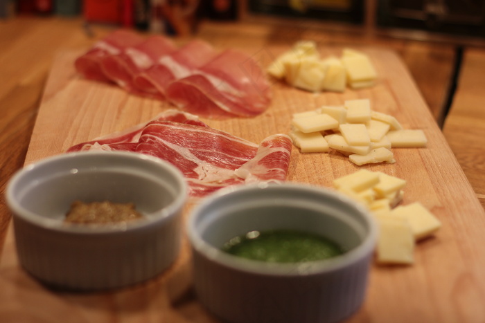 芥末，香蒜酱，火腿和奶酪