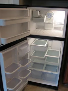 窗户,柜子,冰箱,门,室内一角,冰箱