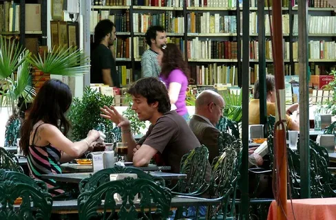 卡通动漫人物,人物特写,露天咖啡,灯笼,合照,说话的手