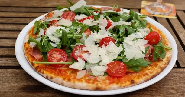 比萨饼:Rucola,Tomaten和Parmesan 比萨饼:Rucola,Tomaten和Parmesan