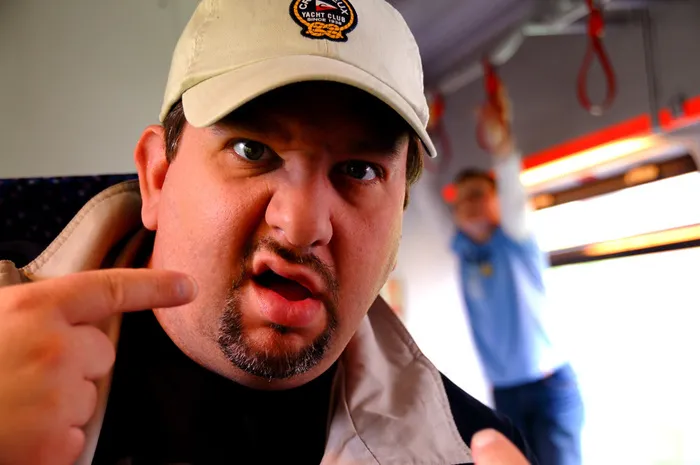 no恼（v。）：被某人激怒