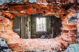 破碎的墙壁和窗户