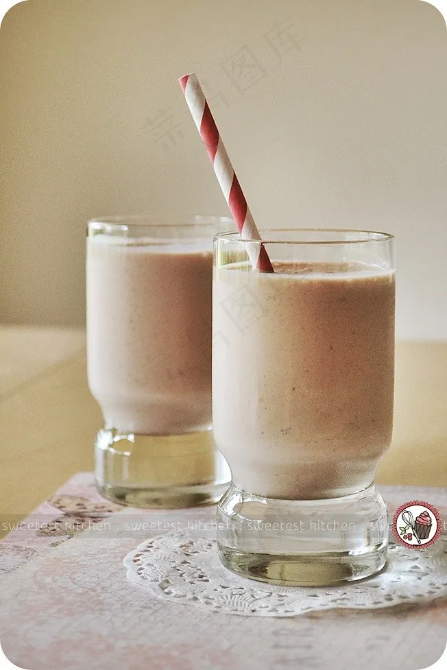 花生酱，巧克力，香蕉和酸奶奶昔