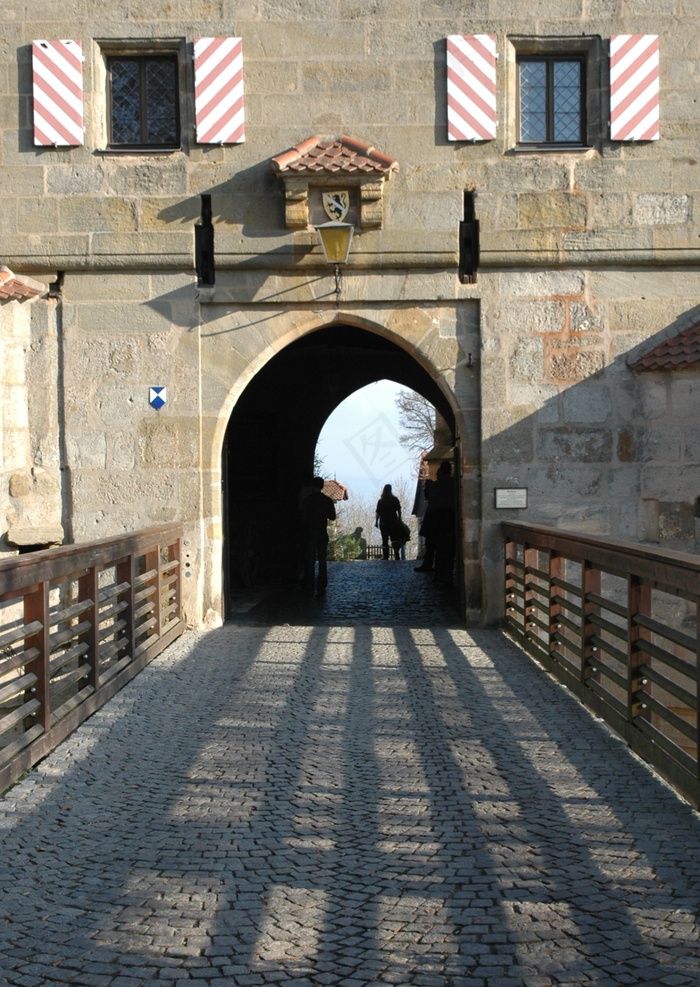 城楼,椅子,门,轿车,床,面对的地方