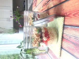 核桃，白豆和奎奴亚藜沙拉放在一个罐子里