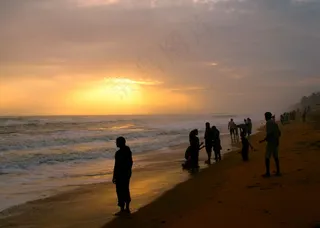 看着热情的海浪...阴暗的季风晚上的日落