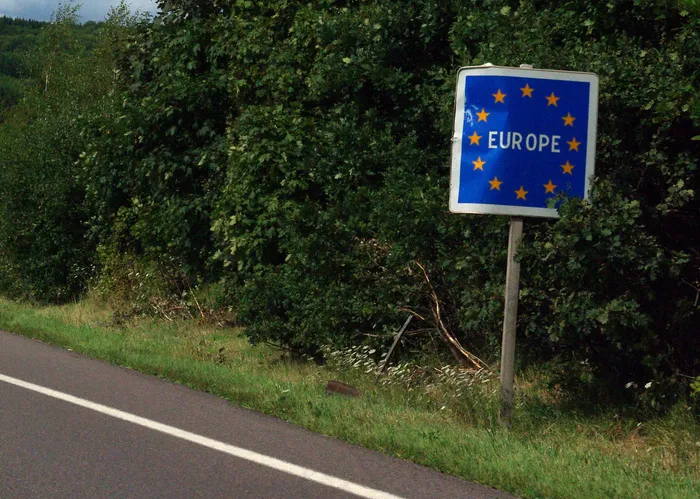 图像素材,树,街道,花草牌,指示牌,讽刺？