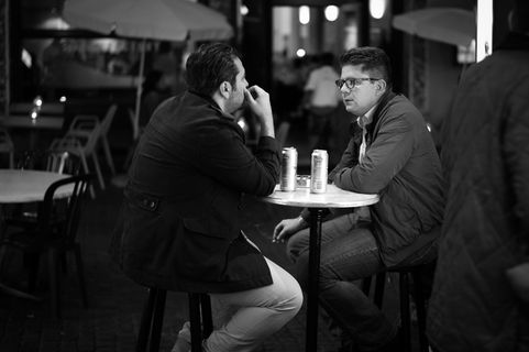 酒馆,吧,人物特写,餐饮场所,商店商场,闲聊