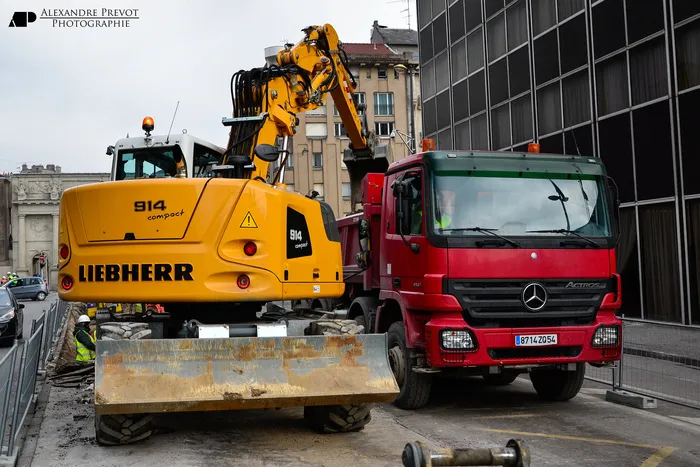 利勃海尔A 914 Compact和梅赛德斯·奔驰Actros 4141