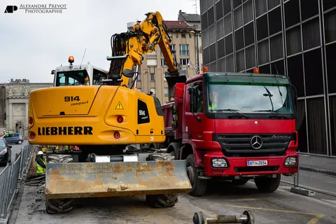 利勃海尔A 914 Compact和梅赛德斯·奔驰Actros 4141 利勃海尔A 914 Compact和梅赛德斯·奔驰Actros 4141