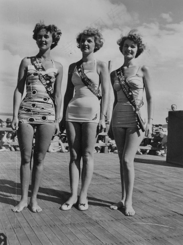 1953年，Sun Girl Quest地方吸气剂在萨顿海滩上摆姿势
