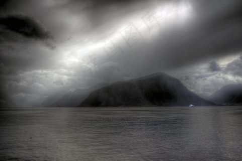 峡湾挪威云雨和太阳