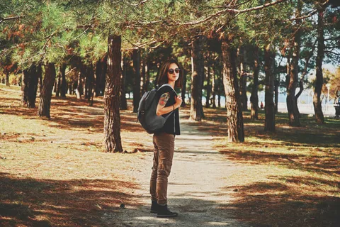 在公园散步的时髦女孩