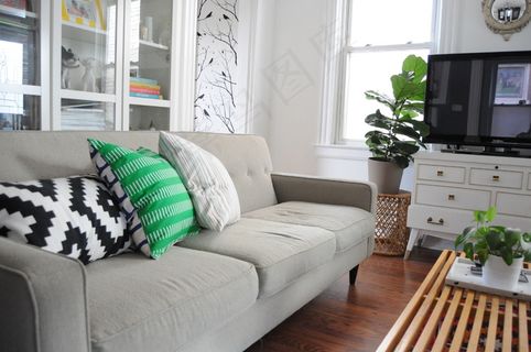 白色，绿色和红色客厅