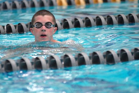 2015年美国海军学院课程的普列伯接受基本的游泳和潜水指导