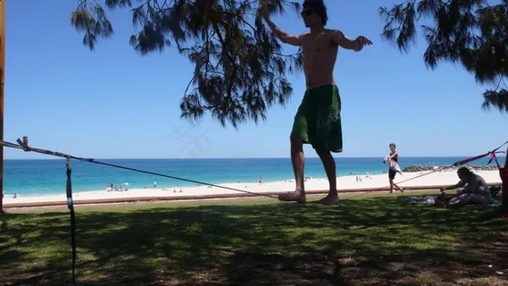 在城市海滩闲逛