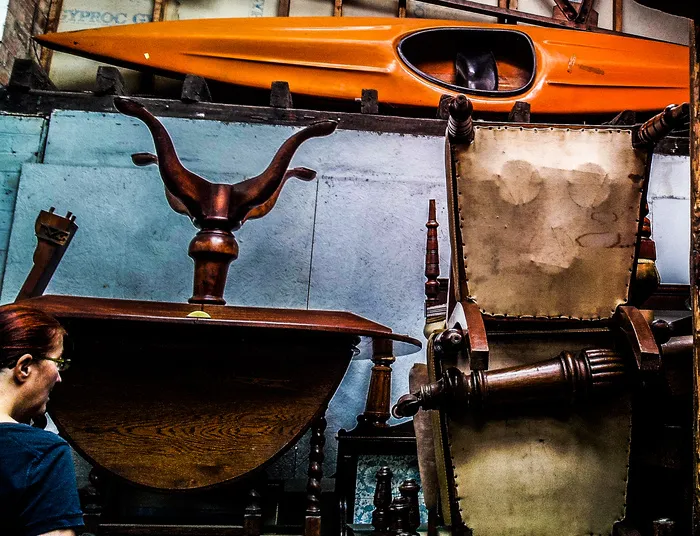 椅子,钢铁工人,手提包,包,人物特写,古董经销店