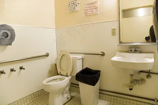 室内一角,卫生间,陶瓷卫浴,马桶,柜子,Taqueria Mar Y Tierra的洗手间