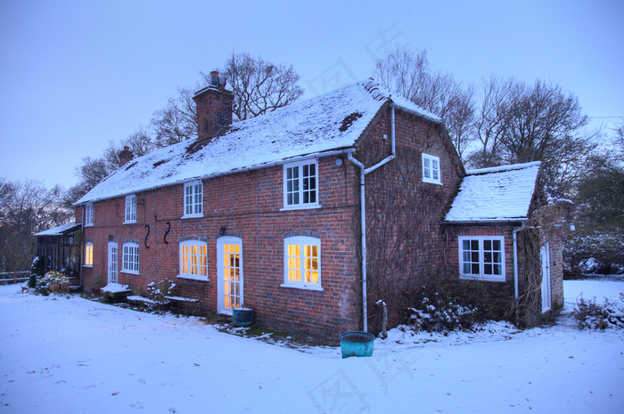 英国乡村小屋在雪中