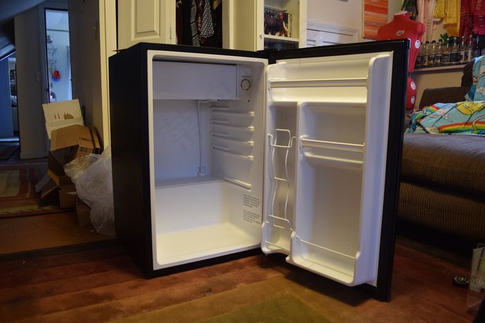 家具,冰箱,台式电脑,柜子,室内一角,冰箱打开