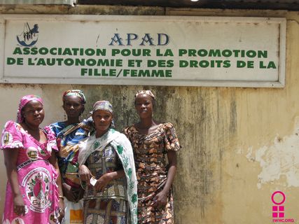 ,包装袋/盒,民族服饰,人物特写,,Femme / Femme促进与发展促进会喀麦隆办事处外面（APAD）