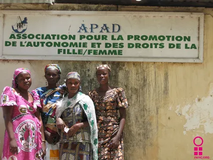 ,包装袋/盒,民族服饰,人物特写,,Femme / Femme促进与发展促进会喀麦隆办事处外面（APAD）